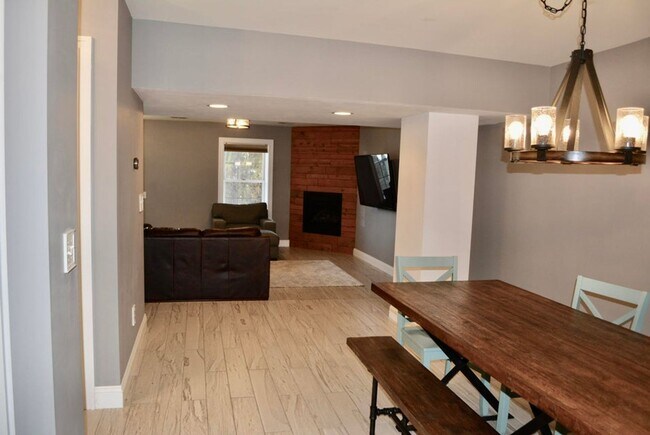 Building Photo - 3-bedroom, 2.5 bathroom partially furnished home in Saint Joseph