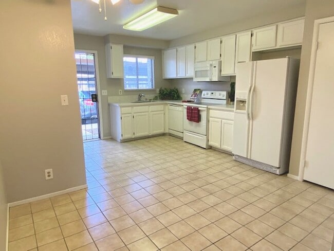 Building Photo - Renovated townhome features 2 Beds and 1.5...