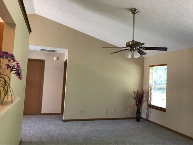 Building Photo - Private Room for Rent - Ideal for Student ...