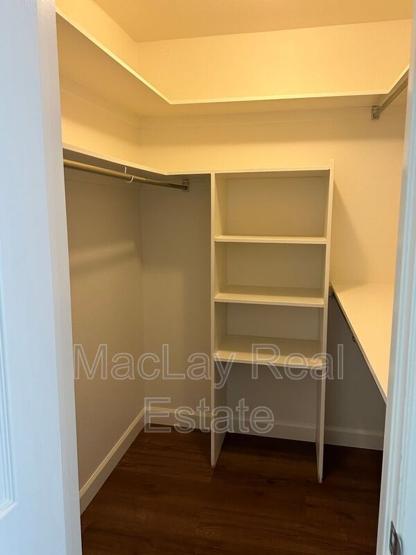 Building Photo - 1221 E Watson Dr