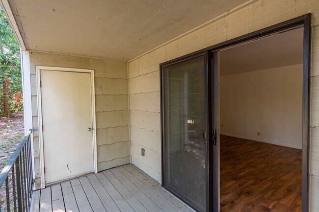 Building Photo - 2 Bedroom Downstairs Condo with Washer/Dry...