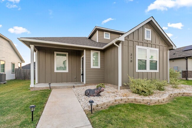 Building Photo - Beautiful 4 bedroom, 3 bathroom home in Hu...