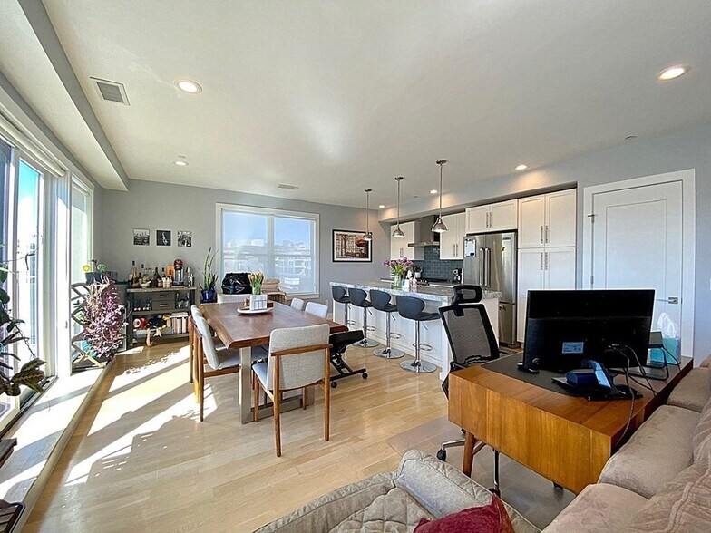 Building Photo - 150 W Broadway