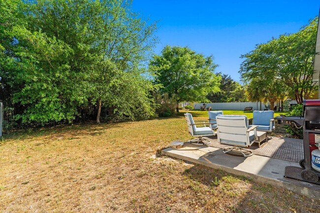 Building Photo - Coastal Living at its Best: Charming 3-Bedroom Near the Beach