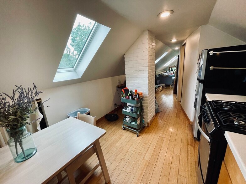 Building Photo - 1701 Taylor St NE