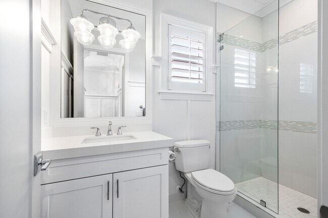 Building Photo - 2100 Notre Dame Dr