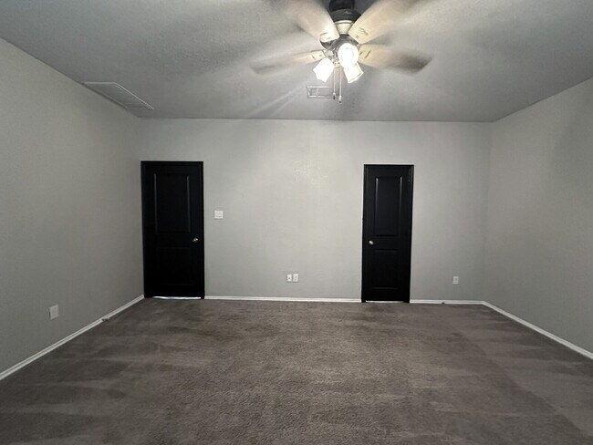 Building Photo - Spacious 5 Bedroom, 3.5 Bath Home with 2,6...