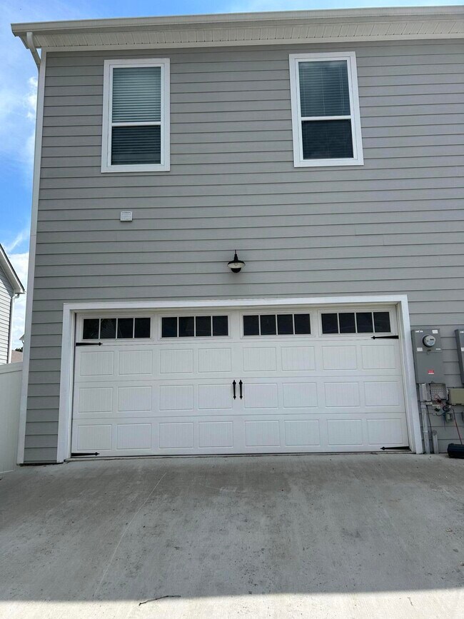 Building Photo - 1741 Arbor Hls Dr SE