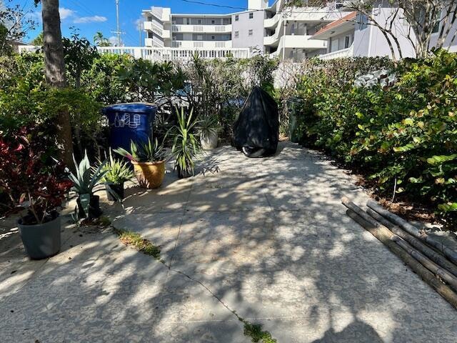 Building Photo - 23 S Lakeside Dr