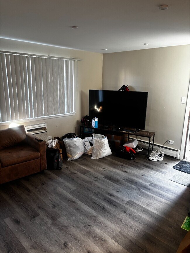 Building Photo - BEAUTIFUL MUST SEE CHARMING 1 BED/1 BATH WITH FRE HEAT....MUST SEE!!!