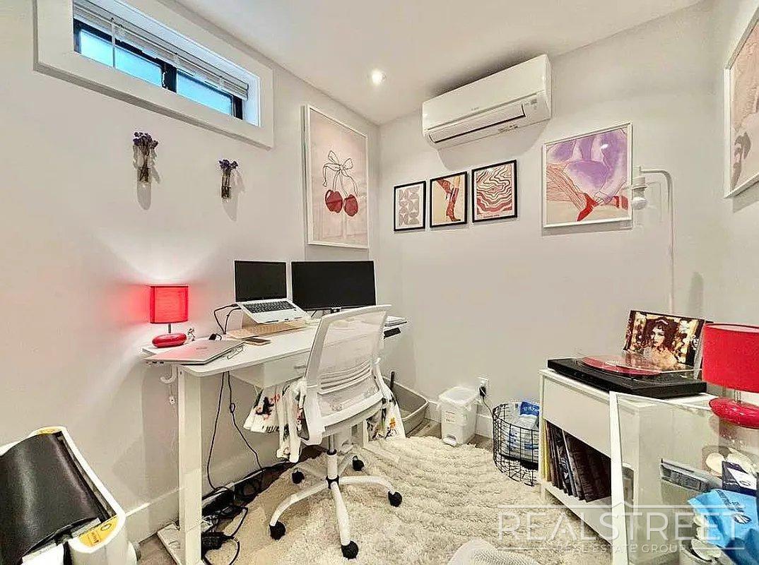 Building Photo - Brand New Gorgeous 1.5 bedroom with Centra...