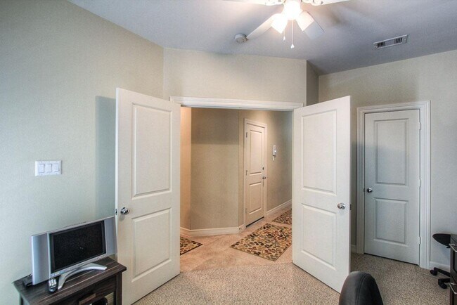 Building Photo - 3815 Center Plaza Dr