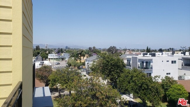 Building Photo - 2131 Carmona Ave