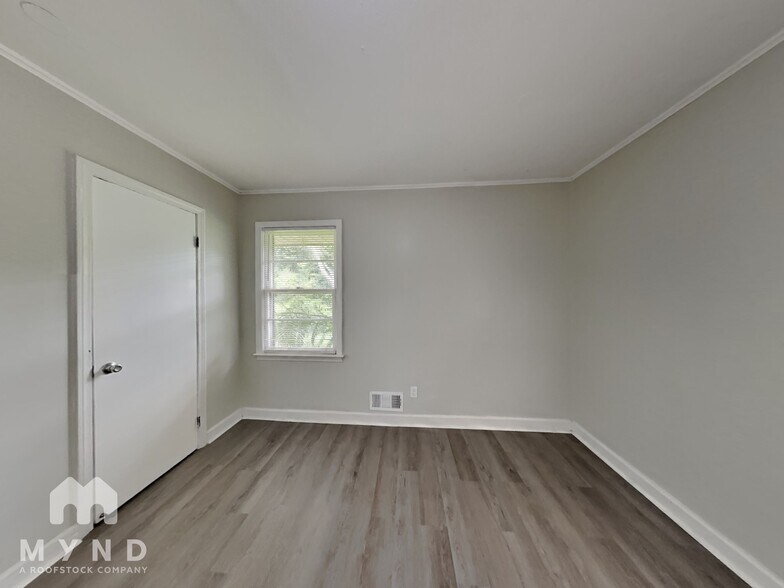 Building Photo - 1156 N Parkwood Dr