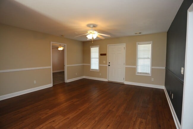 Building Photo - 3 Bedroom House close to Town!