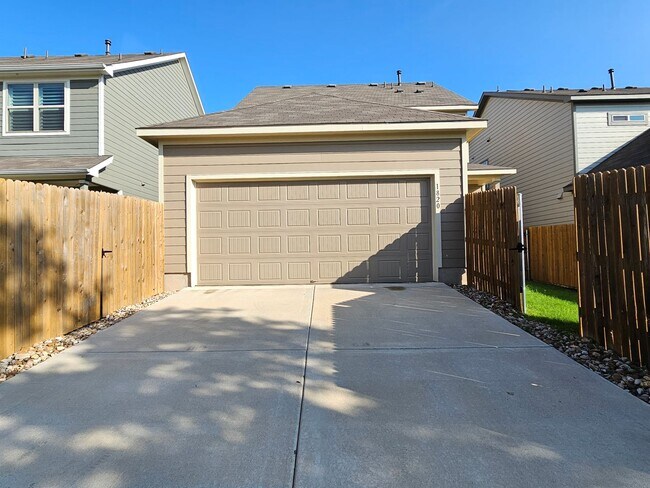 Building Photo - Beautiful 3 Bed / 3 Bath Home in North Lea...