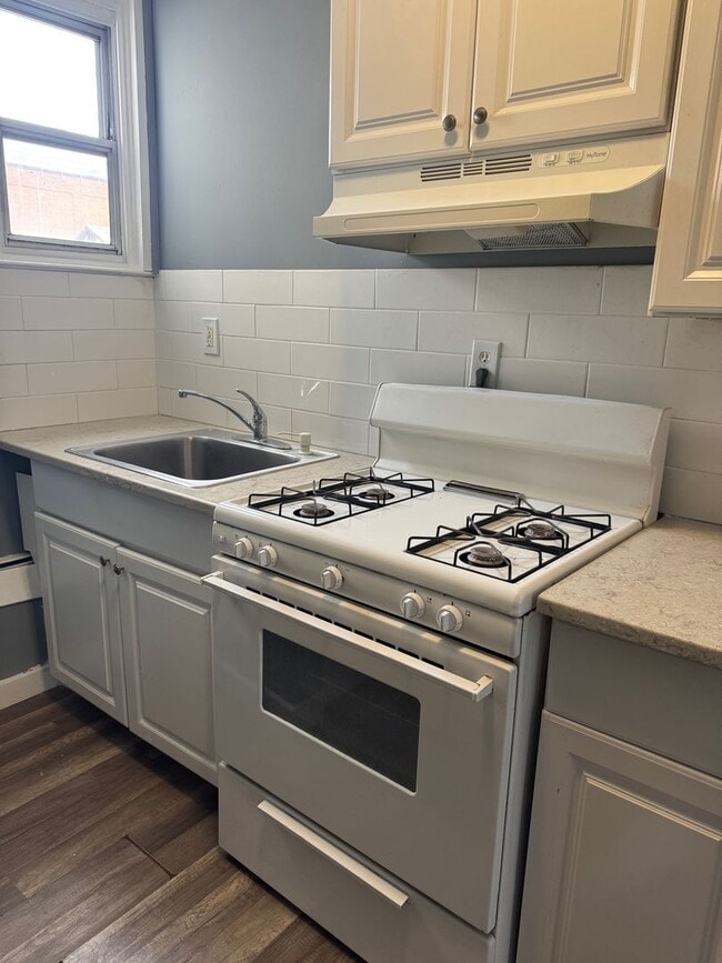 Building Photo - 2 Walnut Street