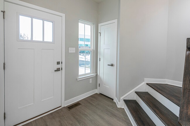 Building Photo - 2410 Lenox Dr