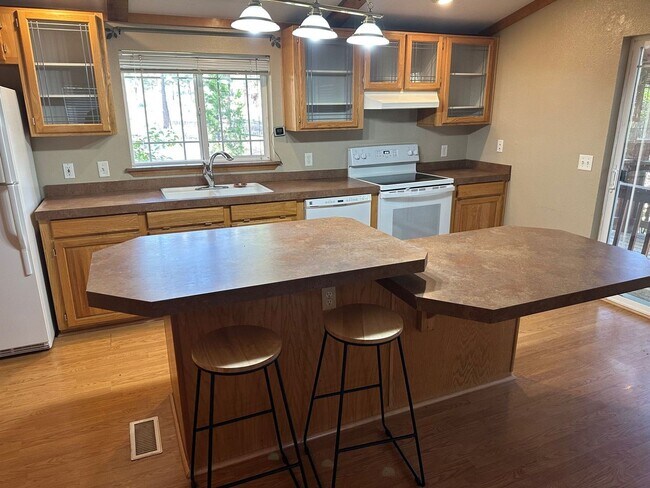 Building Photo - 2659 OR-422