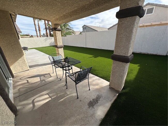 Building Photo - 10195 Queensbury Ave