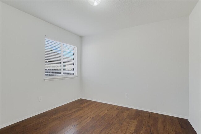 Building Photo - 906 Washburn Dr