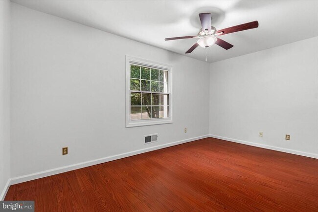 Building Photo - 8123 Kingsway Ct