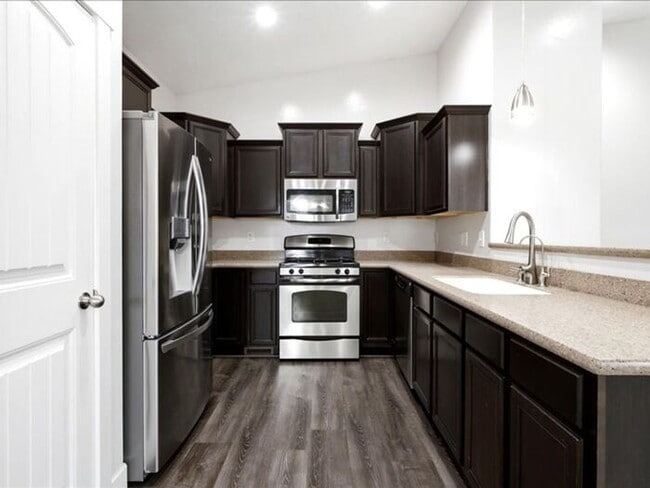 Building Photo - S Jordan-Beautiful 5 bed 3 bath family home