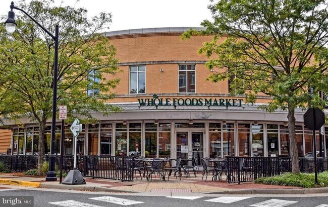 Building Photo - 12205 Fairfield House Dr