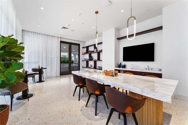 Building Photo - 2678 Tigertail Ave