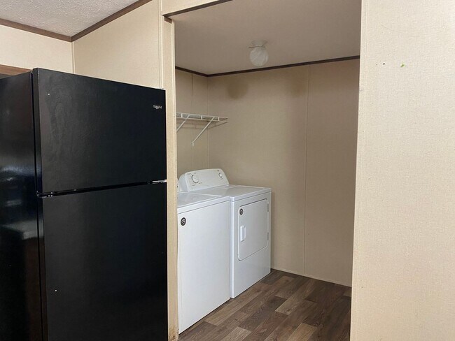 Building Photo - 2 Bedrooms, 2 Bathrooms - Home in Cedar Bluff!