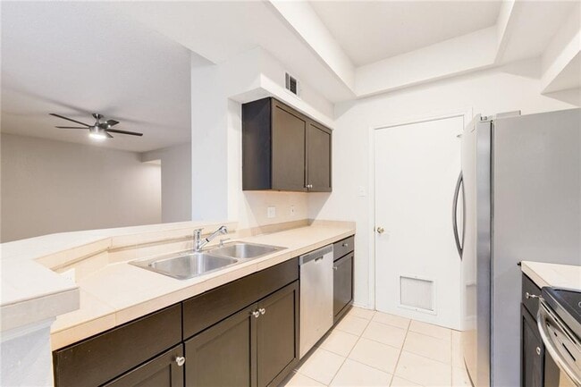 Building Photo - 4711 Spicewood Springs Rd