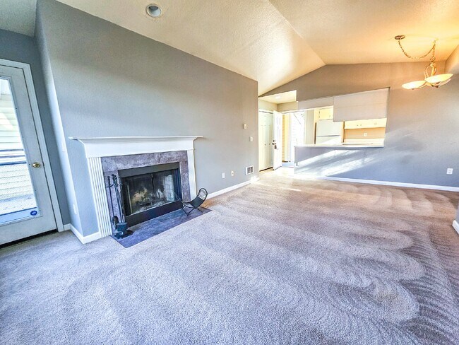 Building Photo - Coming Soon! Cozy top floor 2 Bed, 2 Bath ...