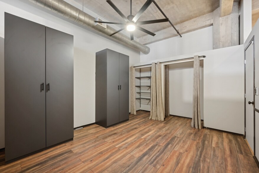 Building Photo - 843 W Adams St