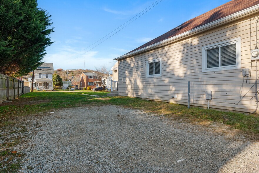 Building Photo - 423 2nd Ave