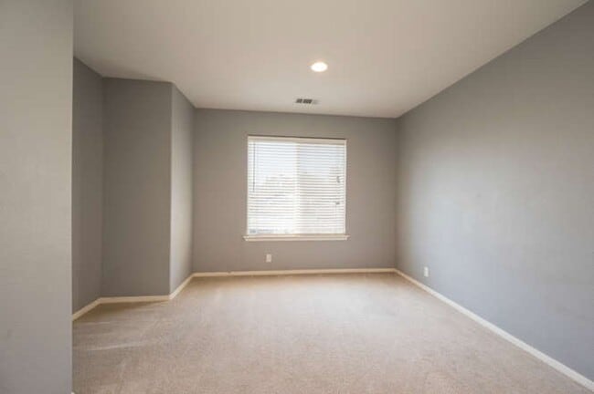 Building Photo - Charming 3bd/2.5 bath Condo