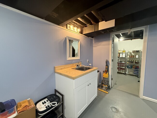 Building Photo - 772 Greenhills Dr