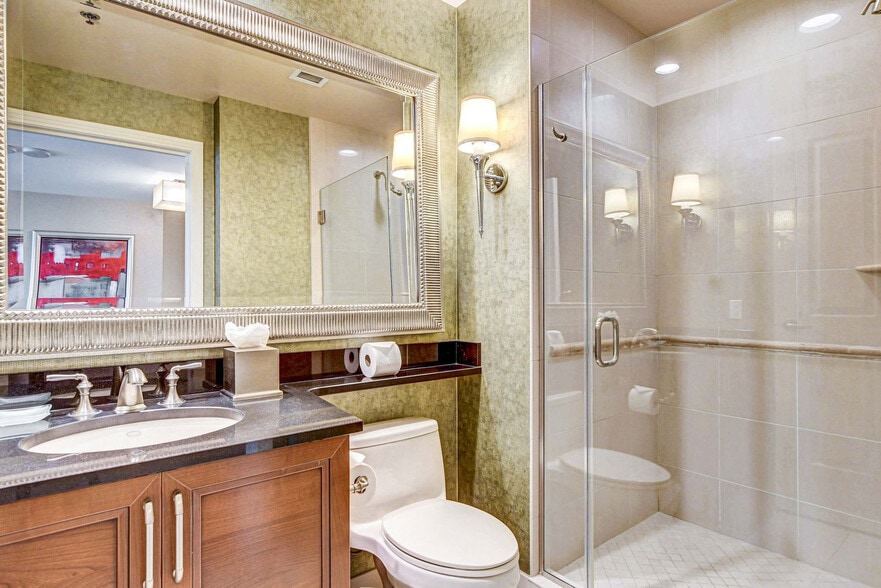 Building Photo - 4381 W Flamingo Rd