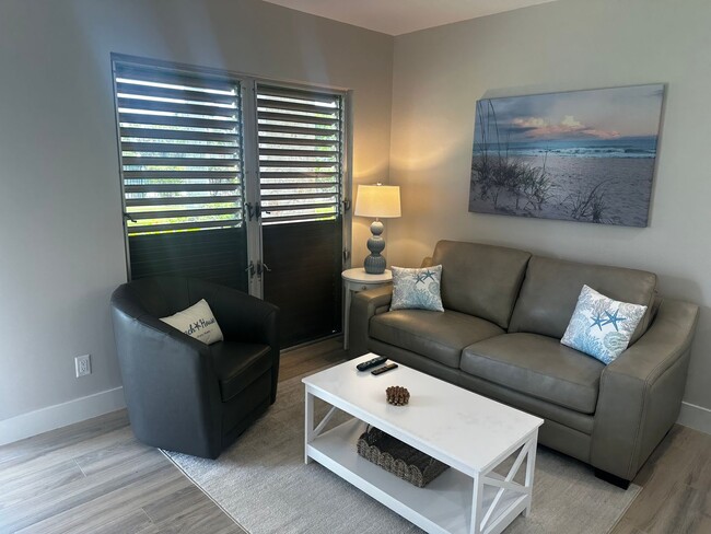 Building Photo - Renovated Condo. Prime Marco Location. Uti...