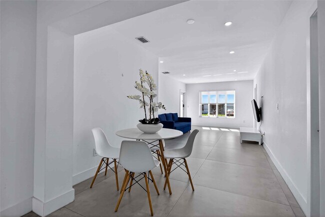 Building Photo - 2733 SW 15th St