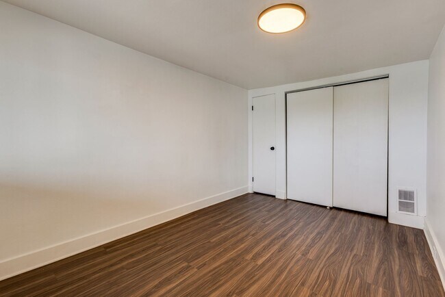 Building Photo - 2316 Cobden St