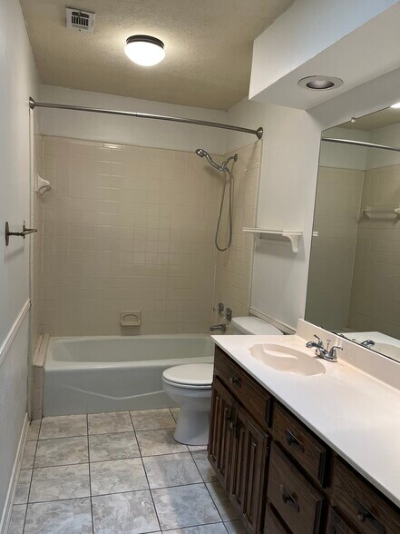 Building Photo - 6928 Walling Ln