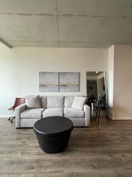 Primary Photo - 659 W Randolph St