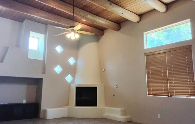 Building Photo - 4 bedroom 2.5 bath far NE Heights