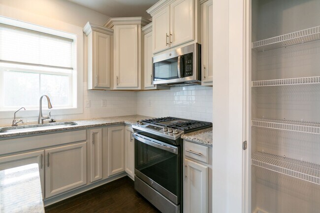 Building Photo - Beautiful 3 Bed/2.5 bath cottage in Chatham Park Available early September