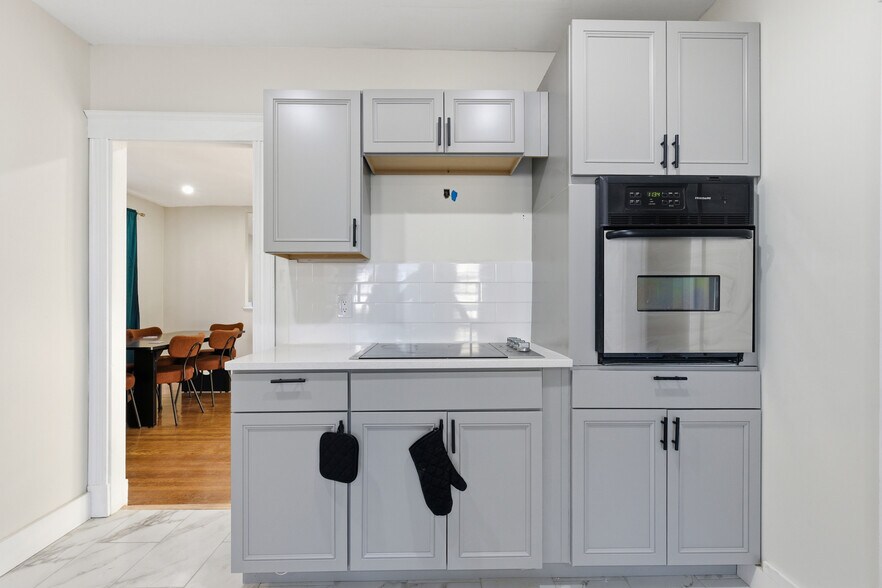 Building Photo - 706 Metropolitan Ave