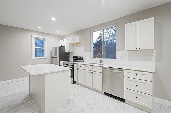 Building Photo - 381 Adams St