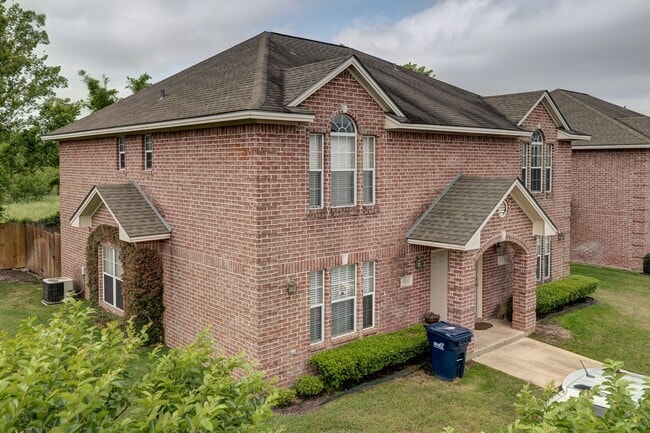Building Photo - AUGUST PRE-LEASE!  Beautiful 3 Bed, 3.5 Ba...