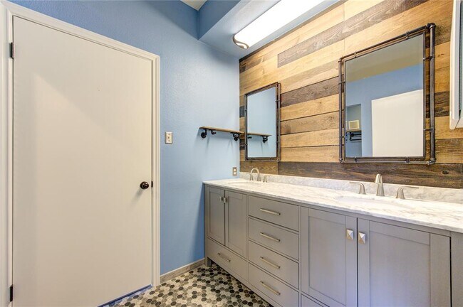 Building Photo - 2121 El Paseo St