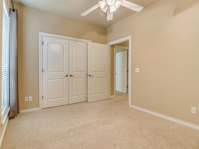 Building Photo - Spacious Edmond 2 bed 2 Bath 2 Car Garage ...