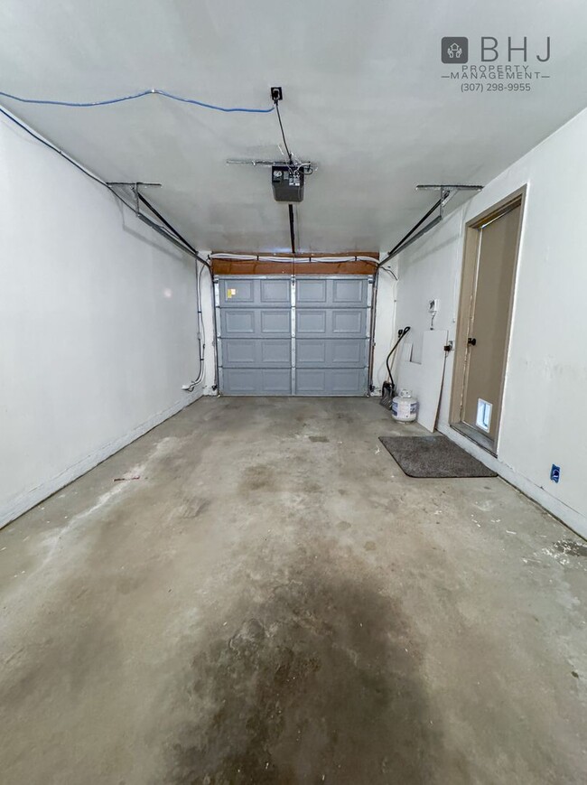 Building Photo - Dog Friendly 2 bed/ 1 bath HOUSE for Rent!